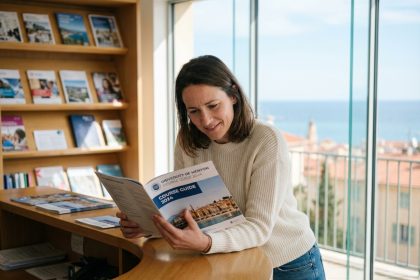 Femme examinant des brochures d'&eacute;tudes &agrave; Menton